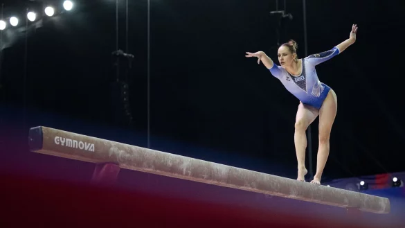 Sarah Voss zeigt ihre &Uuml;bung am Schwebebalken. - &copy; Marijan Murat/dpa