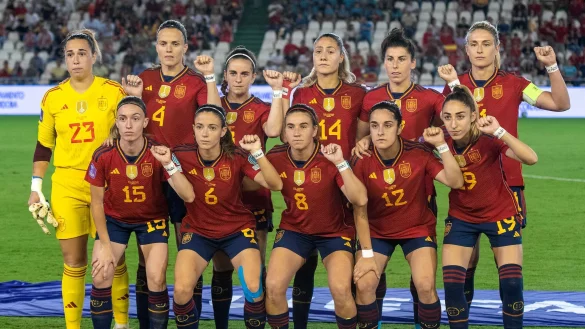 Nach dem Kuss-Skandal sendet das spanische Team mit ihren Armbinden eine starke Botschaft. - &copy; Juan Jose Ubeda/LaPresse via ZUMA Press/dpa