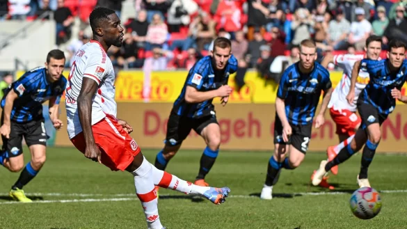 Prince Osei Owusu von Regensburg (l) trifft bei einem Elfmeter zum 1:0 gegen Paderborn. - &copy; Armin Weigel/dpa