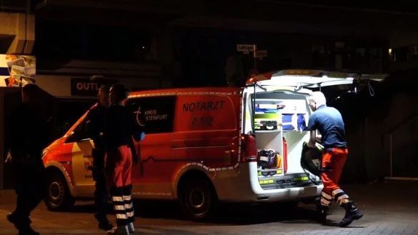 Ein Notarzt arbeitet an seinem Einsatzfahrzeug. - © David Poggemann/Nord-West-Media/dpa