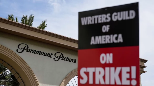Mitglieder der Writers Guild of America demonstrieren vor dem Gelände der Paramount Pictures in Los Angeles. - © Ashley Landis/AP