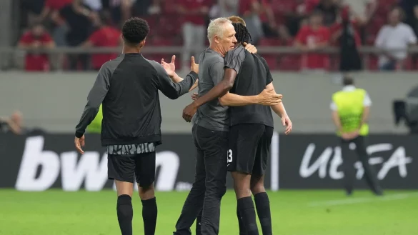 Freiburgs Trainer Christian Streich umarmt seine Spieler nach dem Sieg bei Olympiakos Pir&auml;us. - &copy; Yorgos Karahalis/dpa