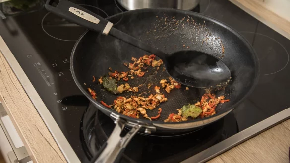 Asiatische Gew&uuml;rze werden in einer Wokpfanne angebraten. An Hauptzutaten sollten nicht mehr als f&uuml;nf verwendet werden. - &copy; Christin Klose/dpa-tmn