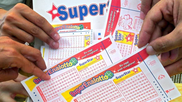Spielscheine des Superenalotto: Eine Tippgemeinschaft in Italien hat einen Rekord-Lotto-Jackpot geknackt. - © epa ansa Silvi/ANSA/dpa
