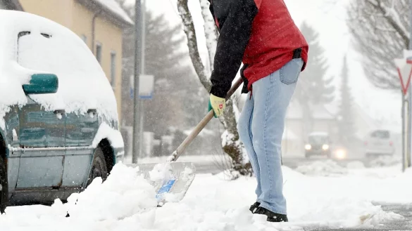 Ihr Vermieter hat Ihnen die R&auml;um- und Streupflicht &uuml;bertragen, Sie sind aber verhindert? Dann m&uuml;ssen Sie f&uuml;r Ersatz sorgen. - &copy; Felix K&auml;stle/dpa/dpa-tmn