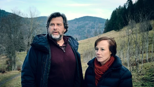 Friedemann Berg (Hans-Jochen Wagner) und Franziska Tobler (Eva L&ouml;bau) wollen den Fall Winterfeld endlich aufkl&auml;ren. - &copy; Benoit Linder/SWR/dpa