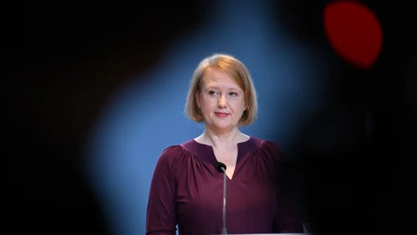 Lisa Paus will mit der Kindergrundsicherung Leistungen für Familien zusammenfassen und diese zugleich erhöhen. - © Britta Pedersen/dpa