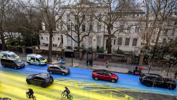Kurz vor dem ersten Jahrestag des Krieges in der Ukraine leuchtet die Stra&szlig;e vor der russischen Botschaft in London blau-gelb. - &copy; @bydonkeys/Twitter/PA Media/dpa