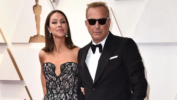 Christine Baumgartner (l) und Kevin Costner kommen zur 94. Verleihung der Academy Awards in Hollywood (2022). - &copy; Jordan Strauss/Invision/dpa