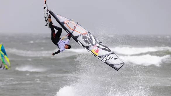 Philip K&ouml;ster muss seinen Start beim Windsurf World Cup auf Fidji kurzfristig verletzungsbedingt absagen. - &copy; Frank Molter/dpa