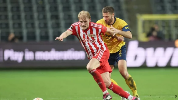 Berlins Morten Thorsby (l) und Unions Bart Nieuwkoop k&auml;mpfen um den Ball. - &copy; Bruno Fahy/Belga/dpa