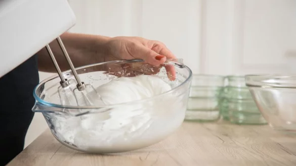 Luftig und leicht - so sollte Eischnee sein. Daf&uuml;r muss er aber erst steif werden. Damit das gelingt, muss man beim Trennen der Eier ganz genau sein. - &copy; Christin Klose/dpa-tmn