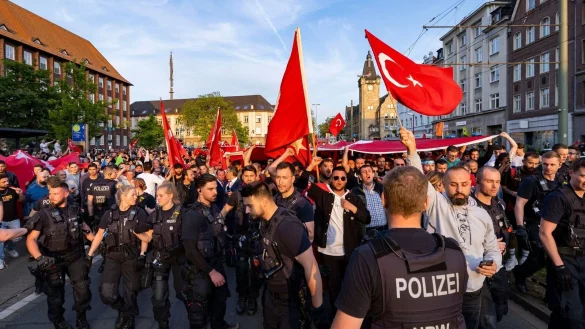 Einsatzkr&auml;fte der Polizei begleiten Anh&auml;nger des t&uuml;rkischen Pr&auml;sidenten Erdogan im Duisburger Norden. - &copy; Christoph Reichwein/dpa