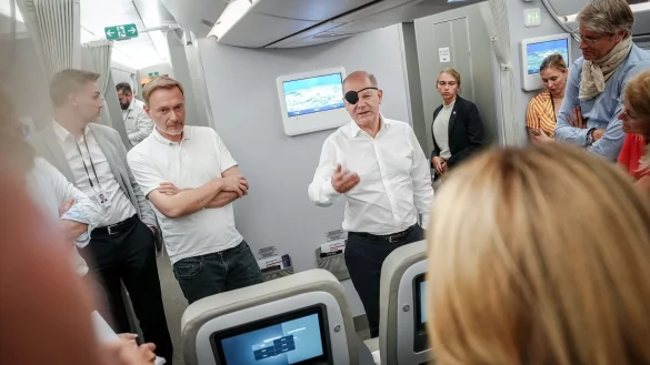 Bundeskanzler Olaf Scholz (r, SPD) und Finanzminister Christian Lindner (FDP) sprechen auf dem Flug nach Neu Dehli mit Journalisten. - &copy; Kay Nietfeld/dpa