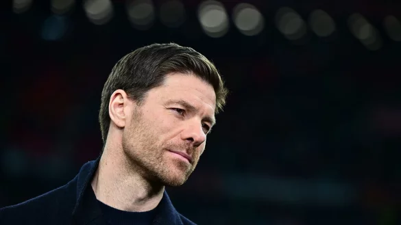Leverkusens Trainer Xabi Alonso trifft mit seinem Team auf den FC Bayern. - © Marton Monus/dpa