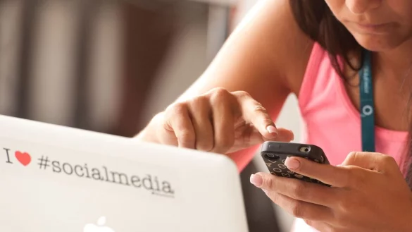 Bei Online-Pr&uuml;fungen scheint es verlockend, sich per Chat am Handy schnell mit anderen Personen auszutauschen. - &copy; picture alliance / dpa