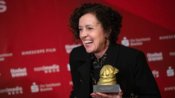 Schauspielerin und Regisseurin Maria Schrader darf sich nun mit einem goldenen Mops schm&uuml;cken. - &copy; Sina Schuldt/dpa