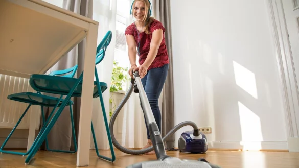 Ja, Staubsaugen kann Spaß machen. Mit guten Geräten. - © Christin Klose/dpa-tmn