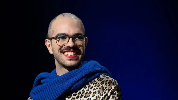 Kim de l\\\'Horizon, ausgezeichnet mit dem Deutschen Buchpreis 2022, spricht auf der Frankfurter Buchmesse auf der B&uuml;hne der ARD. - &copy; Sebastian Christoph Gollnow/dpa