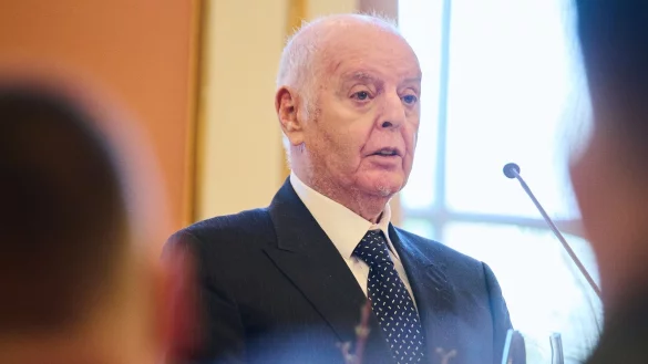 Daniel Barenboim spricht im Gro&szlig;en Saal im Roten Rathaus, nachdem er die Ehrenb&uuml;rgerw&uuml;rde in Berlin erhalten hat. - &copy; Annette Riedl/dpa