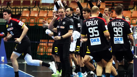 Das Team von Bundestrainer Alfred Gislason (M) konnte sich deutlich gegen Algerien durchsetzen. - &copy; Jan Woitas/dpa