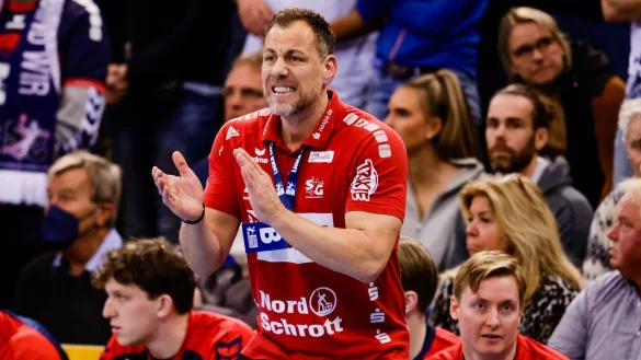 Flensburgs Trainer Maik Machulla gestikuliert an der Seitenlinie. - © Frank Molter/dpa