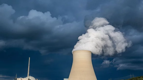 Das Atomkraftwerks Isar 2 im bayerischen Essenbach ist eines der letzten drei noch laufenden AKWs in Deutschland. - © Armin Weigel/dpa