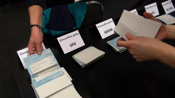 Das amtliche Endergebnis der Berlin-Wahl steht: Die CDU gewinnt klar, die SPD liegt nur noch 53 Stimmen vor den Grünen. - © Paul Zinken/dpa