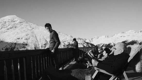 Jan B&uuml;low (l) als Physiker Johannes Leinert in einer Szene aus dem Film &laquo;Die Theorie von Allem&raquo;. - &copy; --/Filmfest Venedig/dpa