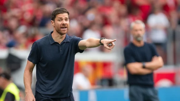 Leverkusens Trainer Xabi Alonso gestikuliert an der Seitenlinie. - &copy; Marius Becker/dpa