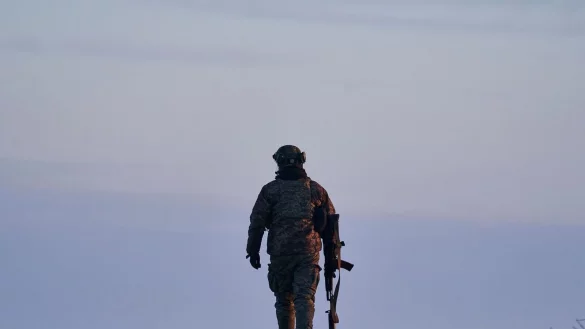 Ein ukrainischer Soldat geht zu seiner Position an der Frontlinie in der N&auml;he von Bachmut. Die Stadt ist heftig umk&auml;mpft. - &copy; Libkos/AP/dpa