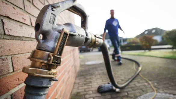 Auch Haushalte, die mit Heizöl oder Pellets heizen, sollen bald entlastet werden. Bund und Länder haben sich nun auf eine Härtefallregelung geeinigt. - © Christian Charisius/dpa