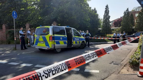 Die Polizei steht an einem abgesperrten Bereich in K&ouml;ln-M&uuml;lheim. - &copy; Sascha Thelen/dpa