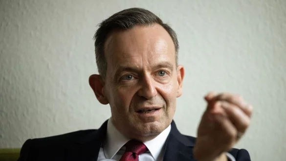 Bundesminister für Verkehr und Digitales Volker Wissing (FDP) spricht während eines Interviews. - © Sebastian Gollnow/dpa/Archivbild