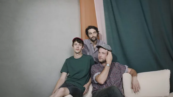 Die K&uuml;nstler Henning May (l, 31), Christopher Annen (M, 33) und Severin Kantereit (r, 31) sitzen auf einem Sofa. - &copy; Martin Lamberty/Check your Head/dpa