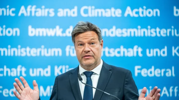 Wirtschaftsminister Robert Habeck erl&auml;utert die F&ouml;rderprogramme f&uuml;r Klimaschutzvertr&auml;ge. - &copy; Michael Kappeler/dpa