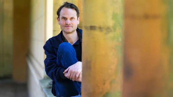 Der Schauspieler Fabian Hinrichs bei einem exklusiven Fototermin mit der Deutschen Presse-Agentur. - © Soeren Stache/dpa