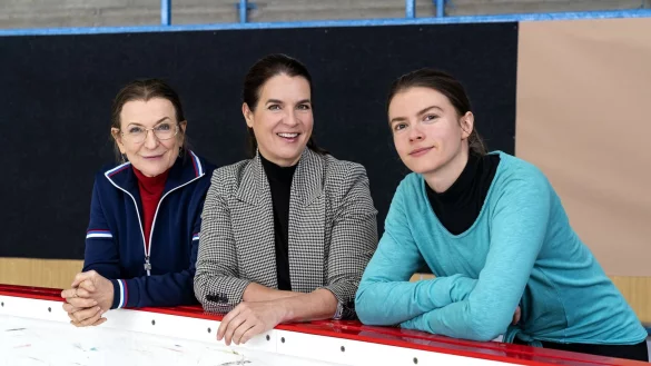 Schauspielerin Dagmar Manzel (l-r), Katarina Witt und Schauspielerin Lavinia Nowack am Set des Films &laquo;Eine K&uuml;r, die bleibt&raquo;. - &copy; Duan Martin?ek/ZDF/dpa