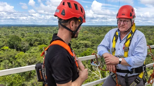 Bundespr&auml;sident Frank-Walter Steinmeier mit Stefan Wolff, Repr&auml;sentant des ATTO-Projekts vom Max-Planck-Institut, auf einer Plattform des Amazon Tall Tower Observatory (ATTO). - &copy; Jens B&uuml;ttner/dpa