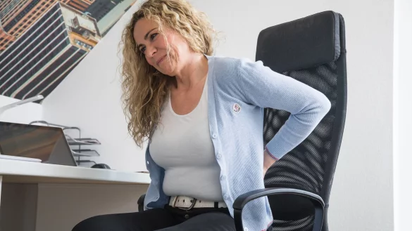 Zwickt\'s im Rücken? Eine Reha kann unter Umständen helfen. - © Christin Klose/dpa-tmn