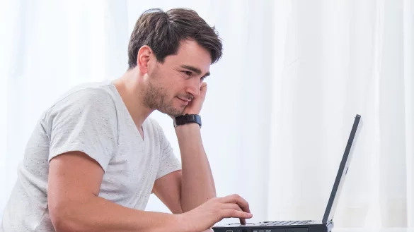 Ist es nagelneu oder gebraucht? Das l&auml;sst sich gar nicht immer beantworten, denn aufbereitete (refurbished) Notebooks k&ouml;nnen fast wie neu aussehen, sind nur viel g&uuml;nstiger als neue Ger&auml;te. - &copy; Christin Klose/dpa-tmn