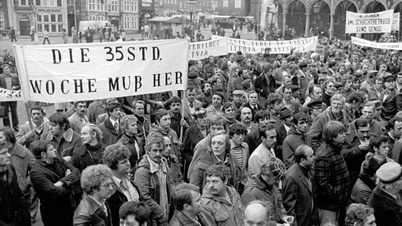 Mitarbeiter der Kl&ouml;ckner-Werke fordern am 17. November 1978 auf dem Marktplatz von Bremen auf einem Transparent die 35-Stunden-Woche. - &copy; Schilling/dpa