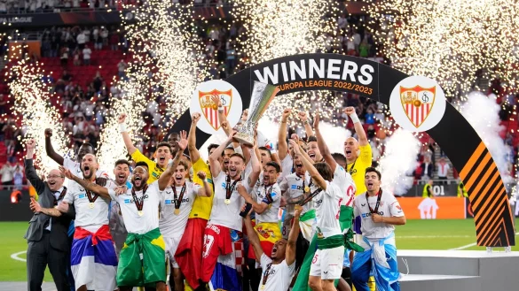 Sevillas Mannschaftskapitän Ivan Rakitic hält nach dem Sieg den Pokal in die Höhe. - © Petr David Josek/AP/dpa