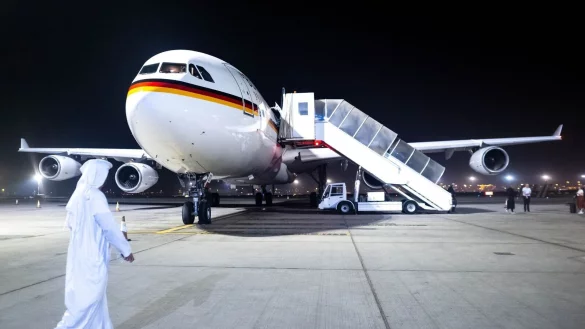 Der Regierungs-Airbus A340 am Flughafen Abu Dhabi. - &copy; Sina Schuldt/dpa