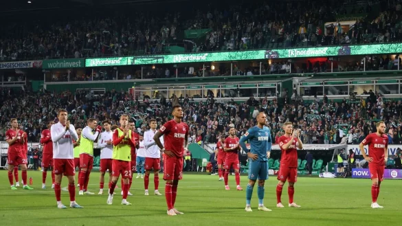 Die K&ouml;lner Spieler stehen entt&auml;uscht vor dem Fanblock nach dem Spiel. - &copy; Focke Strangmann/dpa