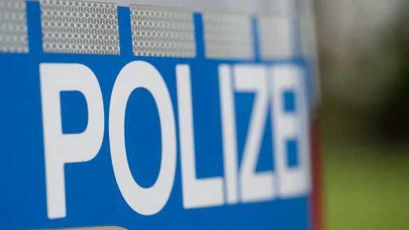 Ein Einsatzfahrzeug der Polizei. - © Marijan Murat/dpa/Symbolbild