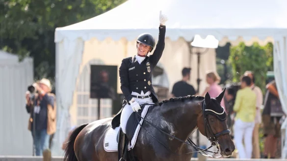 Die deutsche Dressurreiterin Jessica von Bredow-Werndl reitet auf ihrem Pferd TSF Dalera BB und zeigt mit dem Daumen nach oben nach ihrer Pr&uuml;fung. - &copy; Friso Gentsch/dpa
