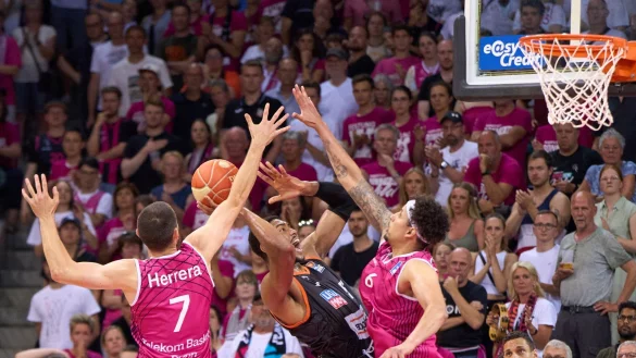 Bonns Sebastian Herrera (l) und Michael Kessens (r) versuchen Sagaba Konate am Wurf zu hindern. - &copy; Thomas Frey/dpa