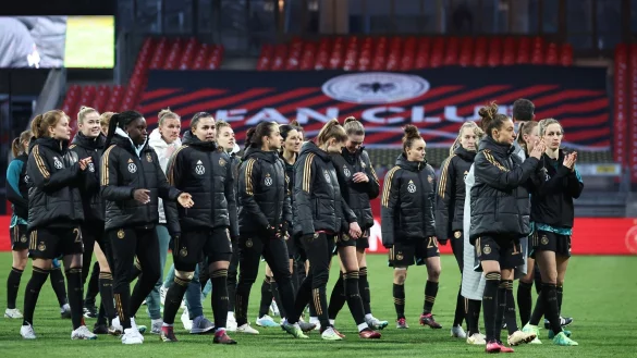 Entt&auml;uscht: Die DFB-Frauen nach der Niederlage gegen Brasilien. - &copy; Daniel Karmann/dpa