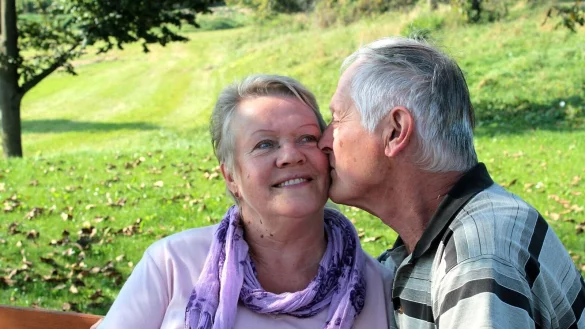 Mit dem Alter steigt das Risiko f&uuml;r Augenerkrankungen. Gibt es den Verdacht, dass jemand sein Sehverm&ouml;gen verliert, sollte man das schnell &auml;rztlich abkl&auml;ren lassen. - &copy; Mascha Brichta/dpa-tmn